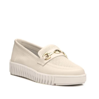 Sapatilha creme para senhora com sola branca, detalhe em malha e corrente dourada