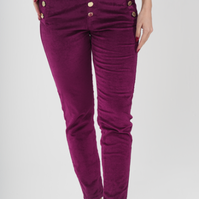 Calças justas de veludo roxas com botões à frente e laterais