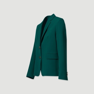 Blazer feminino verde escuro com dois botões castanhos e bolsos com aba