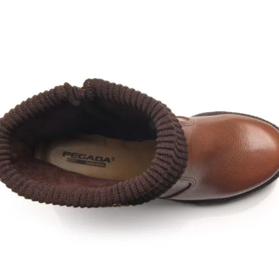 Bota castanha de pele com cano em malha castanha escura e sola preta