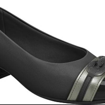 Sapato de salto médio preto com detalhe metálico na frente