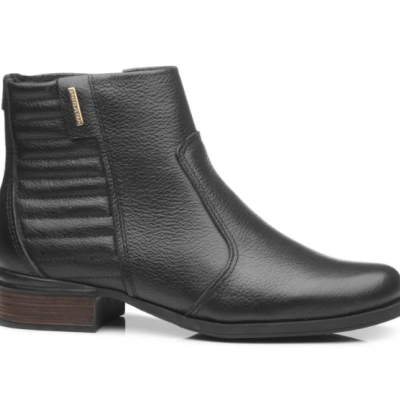 Botim preto em pele com tacão baixo e detalhe matelassê