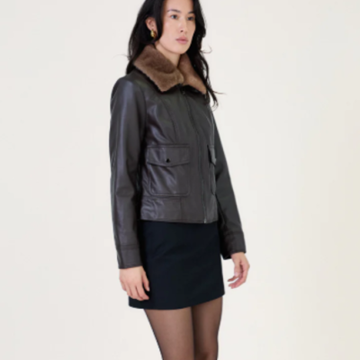 Casaco de couro castanho escuro com gola de pêlo e bolsos frontais