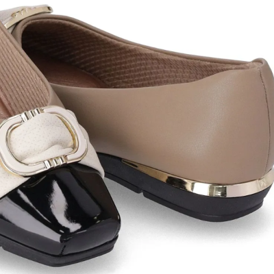 Sapatos femininos bege e preto com fivela dourada e sola preta com faixa metálica