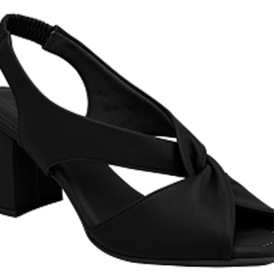 Sandália preta de salto bloco com detalhe torcido e tira traseira elástica