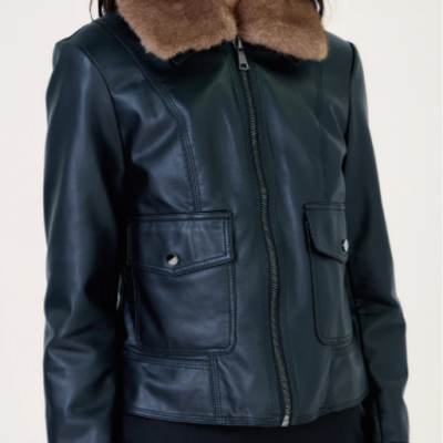 Casaco de senhora em pele preta com gola de pêlo castanha