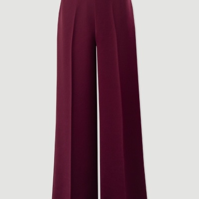 Calças vinho de corte largo em fundo cinza claro