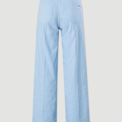 Calças largas azuis claras com dois bolsos traseiros em fundo cinza claro
