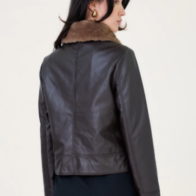 Casaco de pele castanha escura com gola de pêlo castanho claro vista traseira