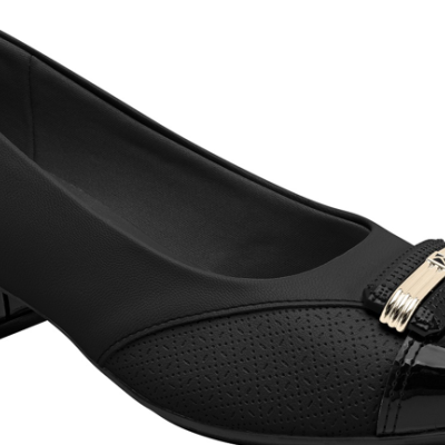 sapato feminino preto com salto quadrado e detalhe metálico