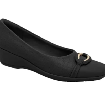 Sapato de cunha preto com adorno dourado em meia argola