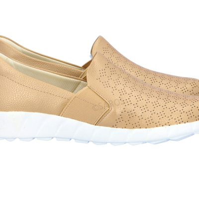 Sapatos tipo mocassim femininos bege com sola branca e pequenos furos decorativos