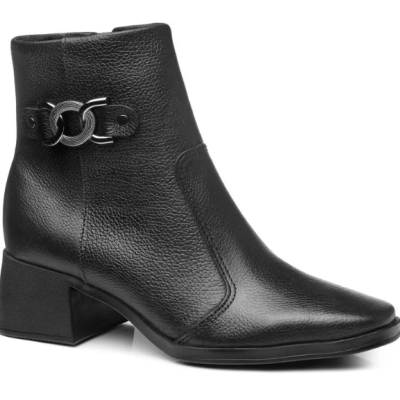 Botim preto em pele com salto médio e detalhe metálico