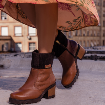 Botas de salto médio em pele castanha com cano de tecido castanho escuro