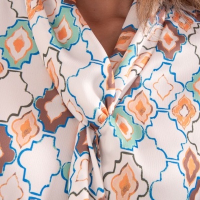 Blusa com padrão geométrico colorido e nó no decote