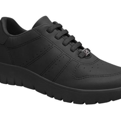 Tênis preto com atacadores e sola preta em fundo branco