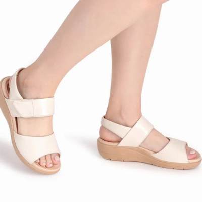 Sandálias de pele sintética bege claro com sola bege e fecho de velcro