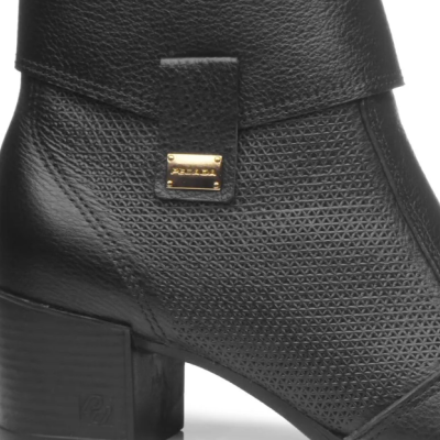 Botim preto texturizado com salto e placa dourada PRADA