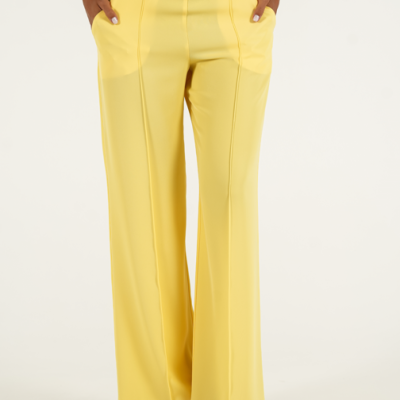 Calças amarelas de tecido liso com cinto e fivela circular