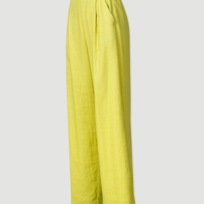 Calças amarelas largas com cintura elástica e bolso lateral