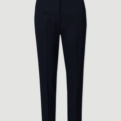 Calças pretas compridas de tecido liso