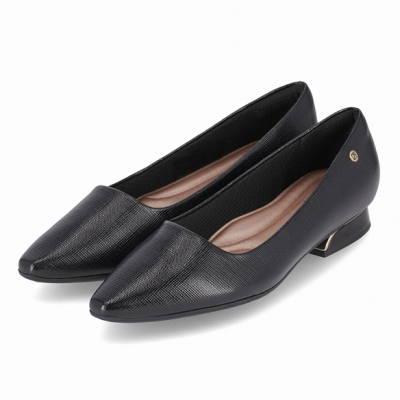 Sapatos femininos pretos com bico fino e salto baixo de textura tipo pele de réptil