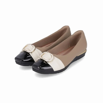 Par de sapatilhas femininas bege com biqueira preta e fivela dourada