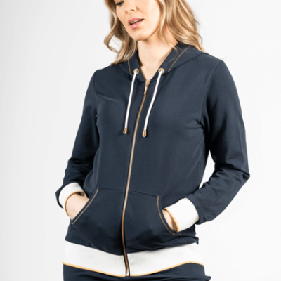 Casaco azul escuro com fecho, capuz e detalhes brancos e dourados