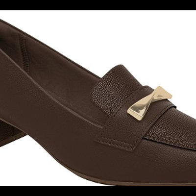 Sapato tipo mocassim castanho escuro com aplique metálico dourado