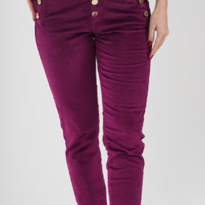 Calças de veludo roxas com botões dourados na frente, ajustadas e com fundo branco