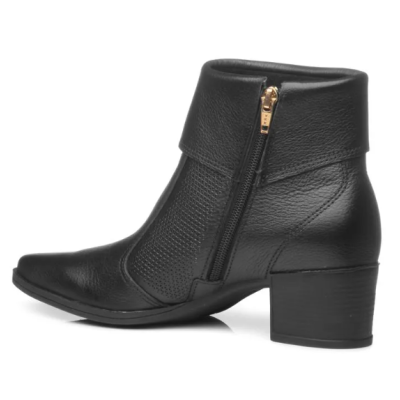 Botim feminino preto em pele com fecho dourado e salto médio