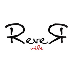 Logótipo com texto manuscrito preto 'ReveR' e vermelho 'mile'