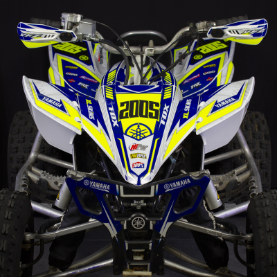 quad azul, branco e amarelo com detalhes gráficos e texto