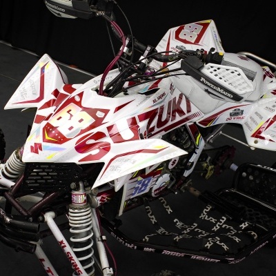 Quadriciclo Suzuki branco e vermelho com número 88 na carenagem