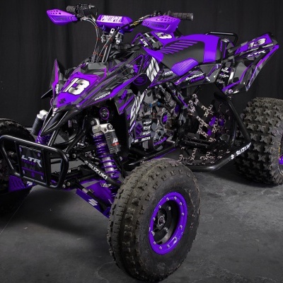 Quad preto e roxo com números 13 e marcas Suzuki, Maxxis, LTR, QuadRace RA450