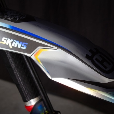 Guarda-lamas de bicicleta com design aerodinâmico e texto XL SKINS