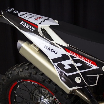 Parte traseira de mota de motocross com número 53 e detalhes em preto, branco e vermelho