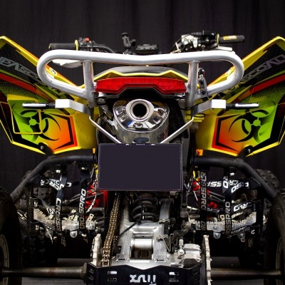 Veículo todo-o-terreno amarelo e preto com detalhes vermelhos e verdes e pneus largos