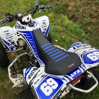 Quad Suzuki LTZ 400 azul e branco com número 69 e banco preto e azul
