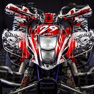 Quad ATV vermelho, branco e preto com estampas de caveiras e texto XL 5K, 660R, 29, Guedes, 100A.