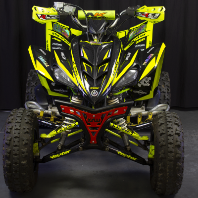 Quad Yamaha amarelo e preto com autocolantes e suspensão exposta