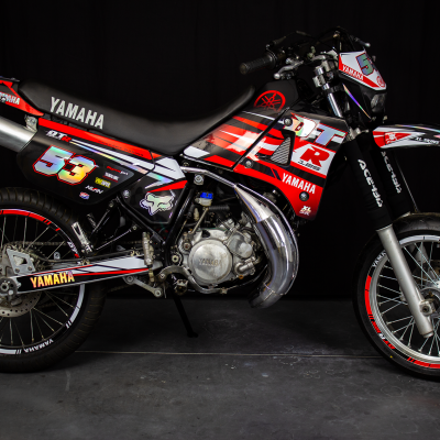 Motocicleta Yamaha preta vermelha branca com número 53