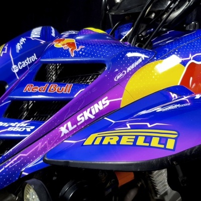 Capacete de motocicleta azul com logótipos Red Bull, XL Skins, Pirelli, Yamaha e Castle