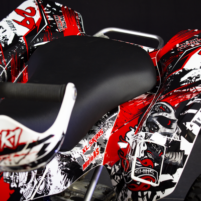 Quadriciclo Suzuki com grafismos vermelhos, pretos e brancos e textos visíveis