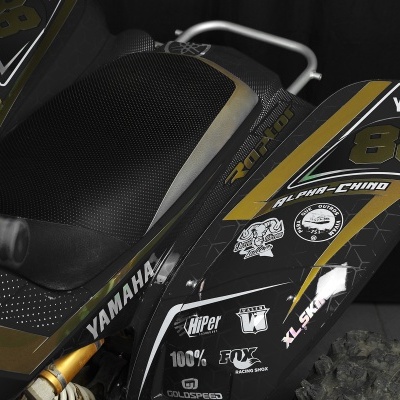 Assento de mota Yamaha Raptor preto com detalhes dourados e logos várias marcas