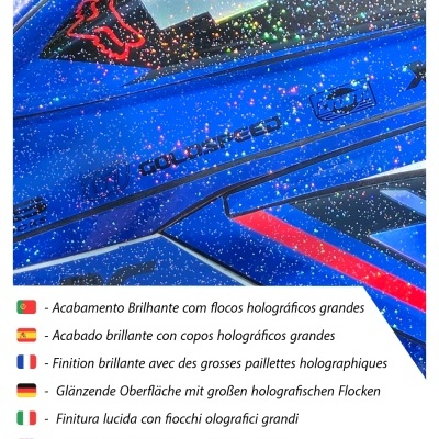 Capacete azul brilhante com flocos holográficos e inscrições pretas