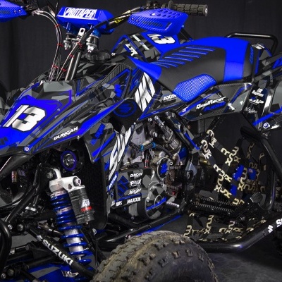 Quad Suzuki LTR 450 azul e preto com número 13 e pneus de borracha
