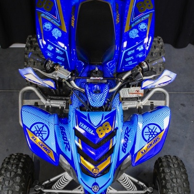 Veículo todo-o-terreno azul Yamaha 660R com número 88 e gráficos coloridos