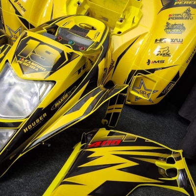 Carenagens amarelas e pretas para moto Suzuki 400 com várias inscrições e logótipos