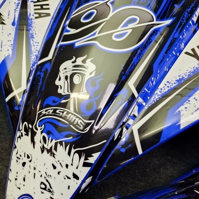 Peças de carenagem para mota com design azul e branco e textos Yamaha e 96